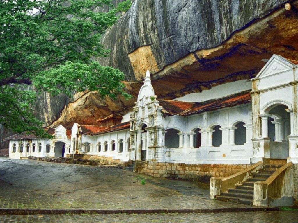 Visit the Dambulla Golden Cave Temple